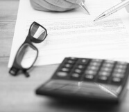 Mesa de escritorio com oculos e calculadora