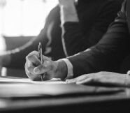 advogado assinando documento